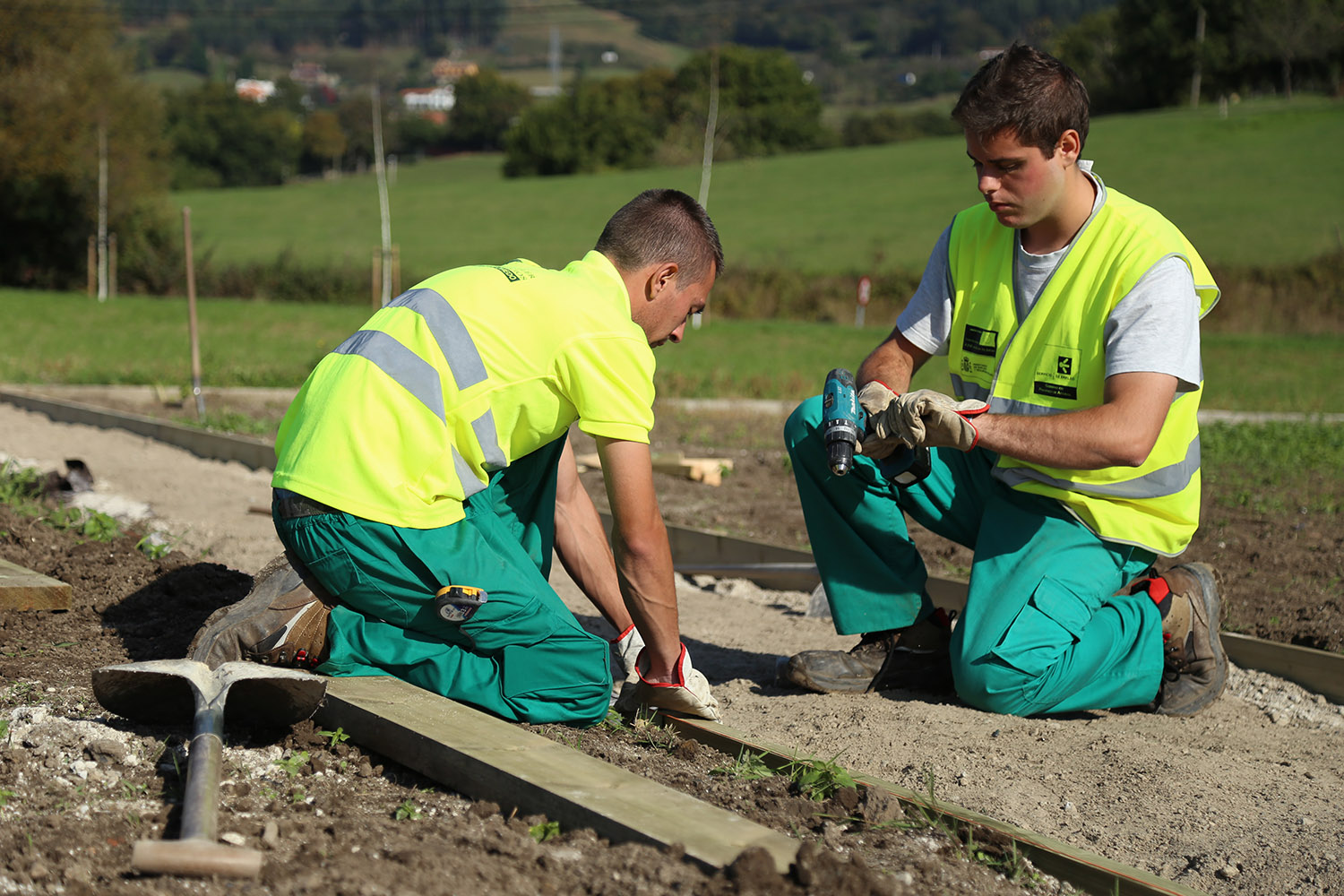 Alumnos trabajadores de Escuelas Taller realizando actividades de jardinería al aire libre