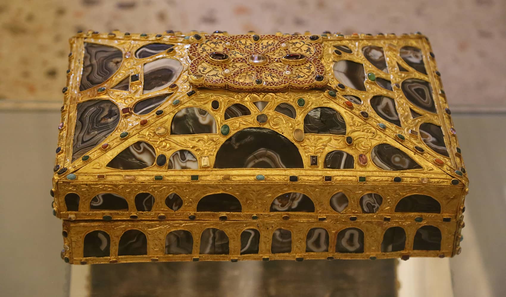 Caja de las ágatas: foto de la caja de las ágatas: arqueta de madera de forma rectangular, recubierta de con láminas de oro, y adornada con temas florales. Destinada a guardar las reliquias que se encuentran en la Cámara Santa de la catedral de Oviedo.
