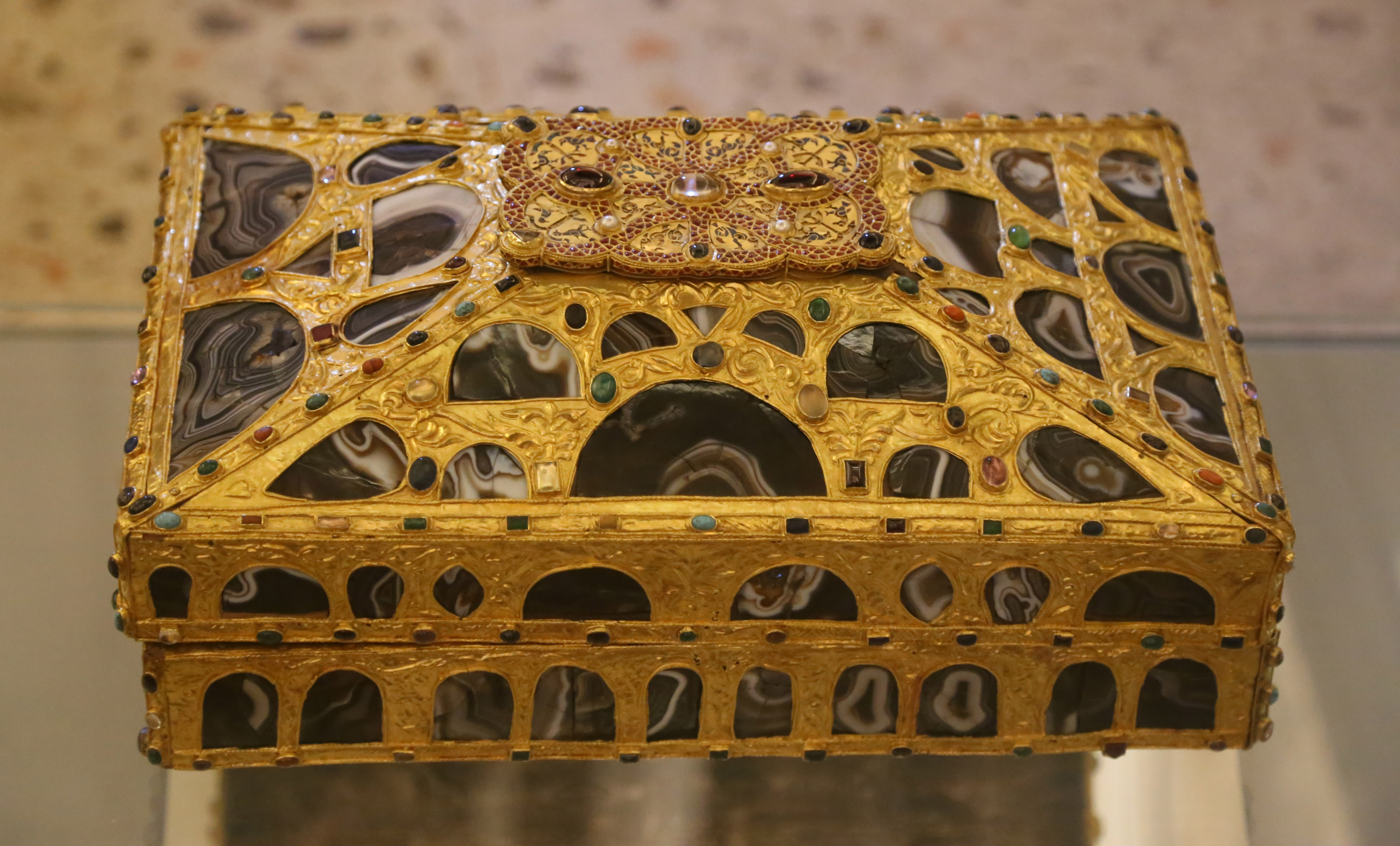 Caja de las ágatas: foto de la caja de las ágatas: arqueta de madera de forma rectangular, recubierta de con láminas de oro, y adornada con temas florales. Destinada a guardar las reliquias que se encuentran en la Cámara Santa de la catedral de Oviedo.

