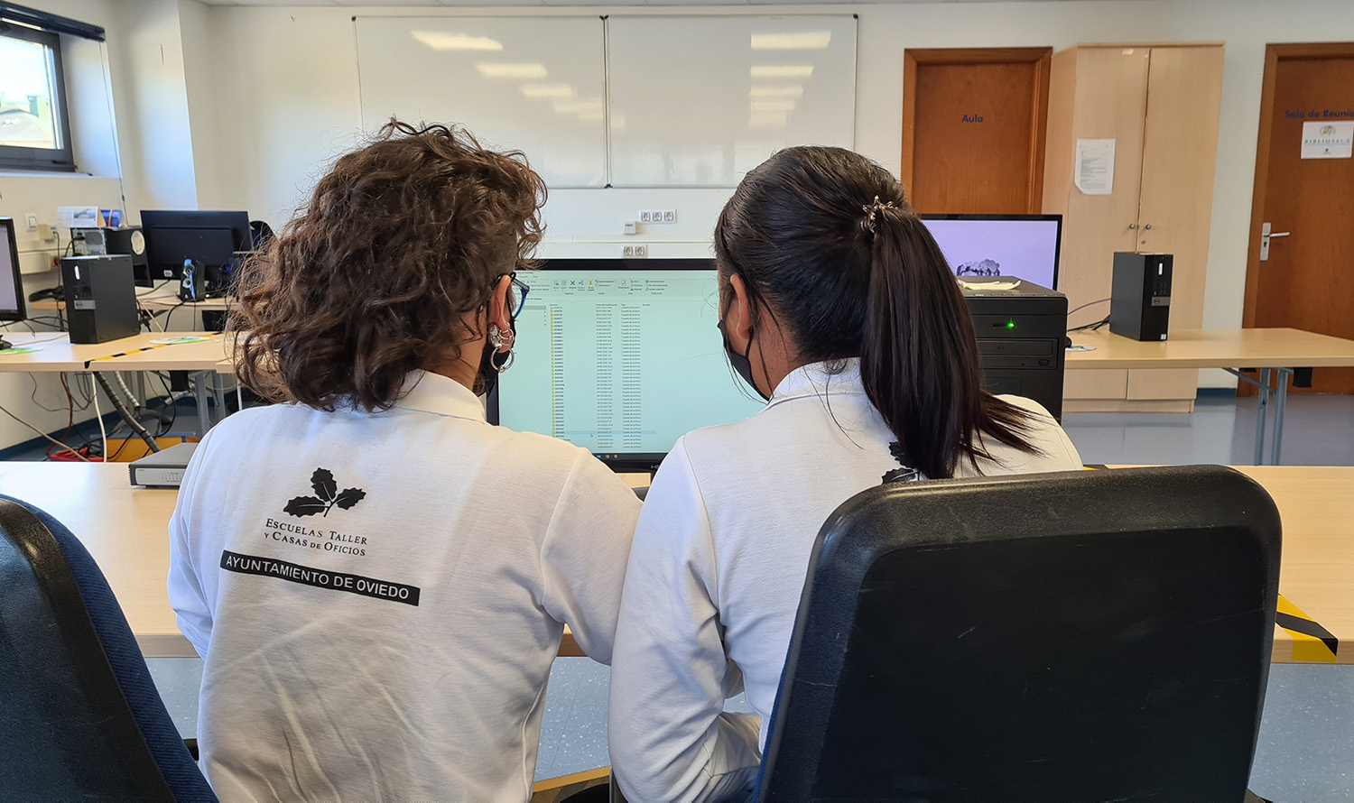 Alumno trabajador de las Escuelas Taller programando en una de las aulas del Centro de Formación Ocupacional