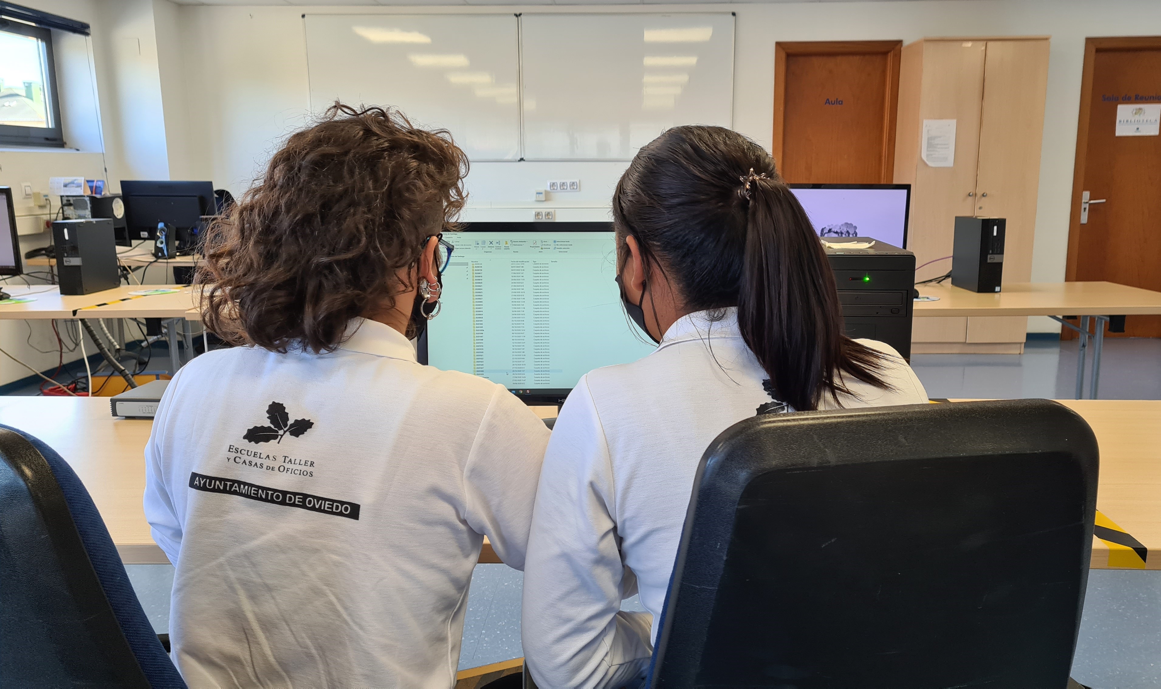 Alumnas trabajadoras de las Escuelas Taller programando en una de las aulas del Centro de Formación Ocupacional