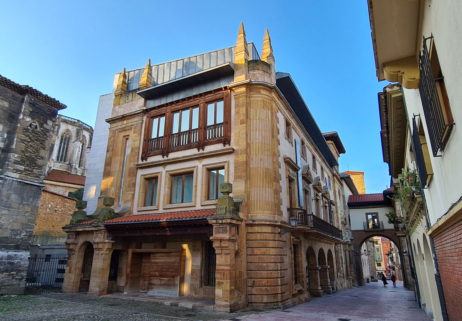 Foto de la entrada con el portón reformado en madera del Museo Arqueológico de Asturias