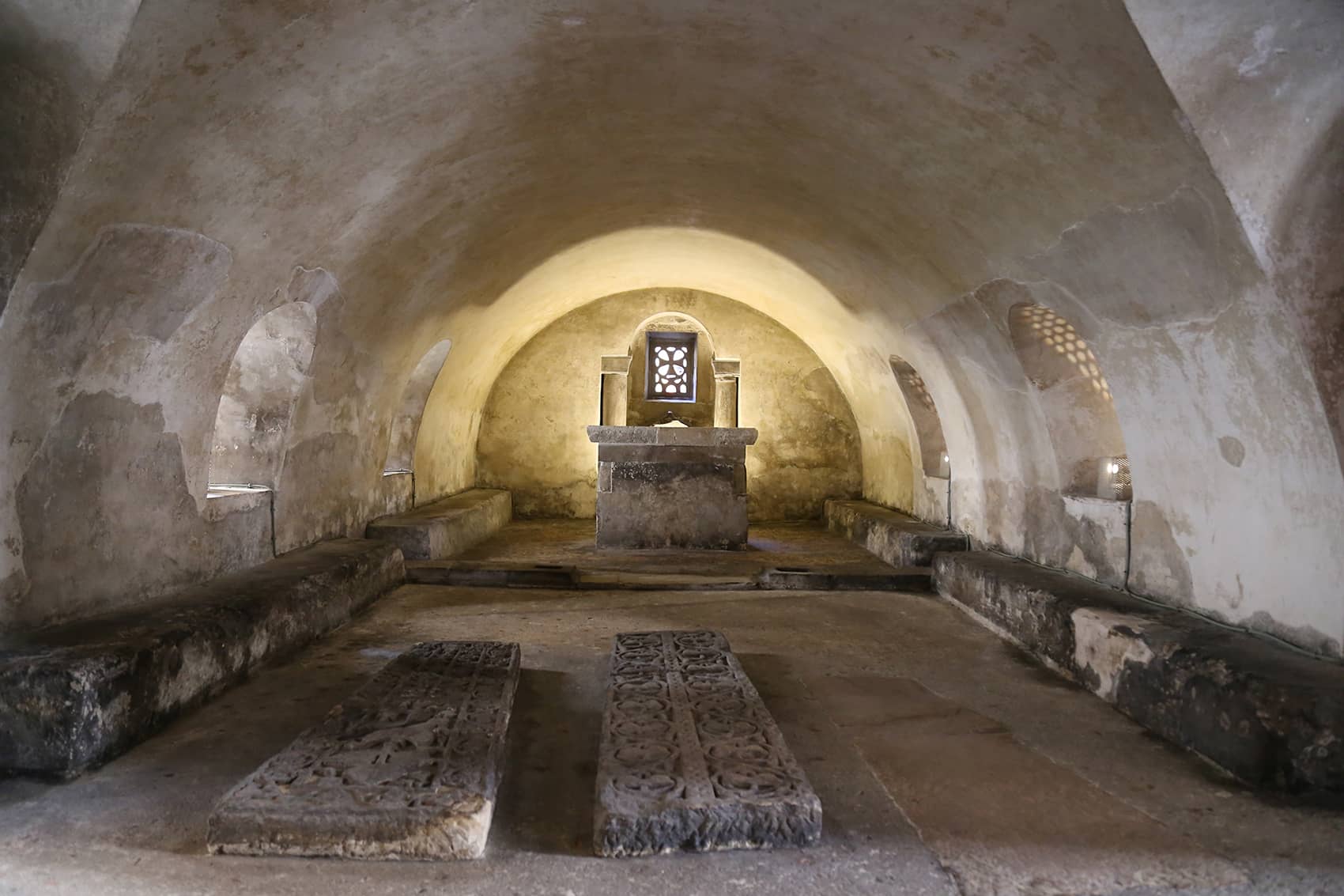 Foto de la cripta medieval de Santa Leocadia Cripta se observa desde un extremo su planta rectangular, la nave se compone de una bóveda de cañón, y al fondo un presbiterio, donde se sitúa el altar.