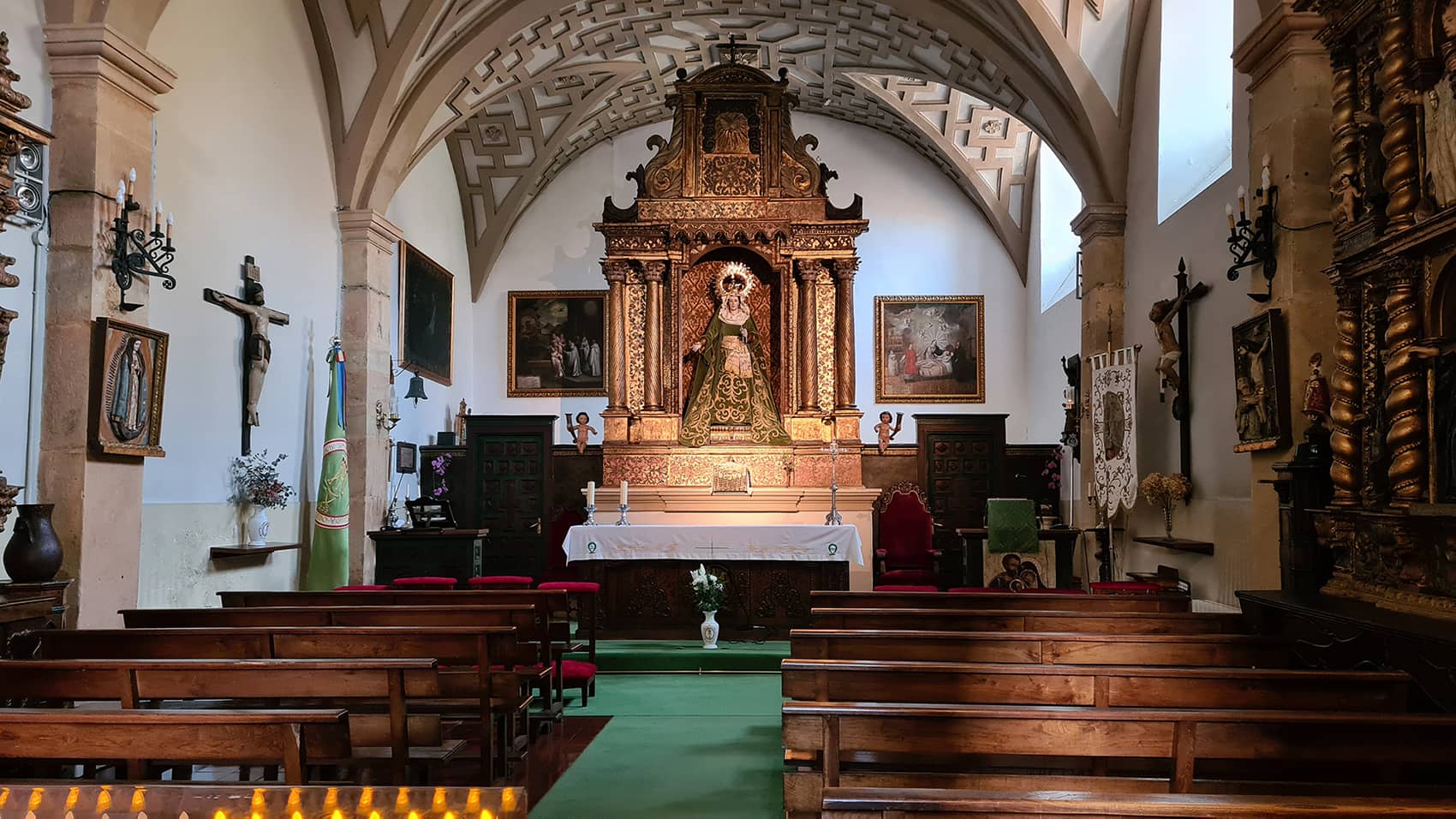 Fotografía de la capilla de la Balesquida donde podemos observar su pequeña nave rectangular con bóveda de cañon sobre arcos fajones y seis lunetos.