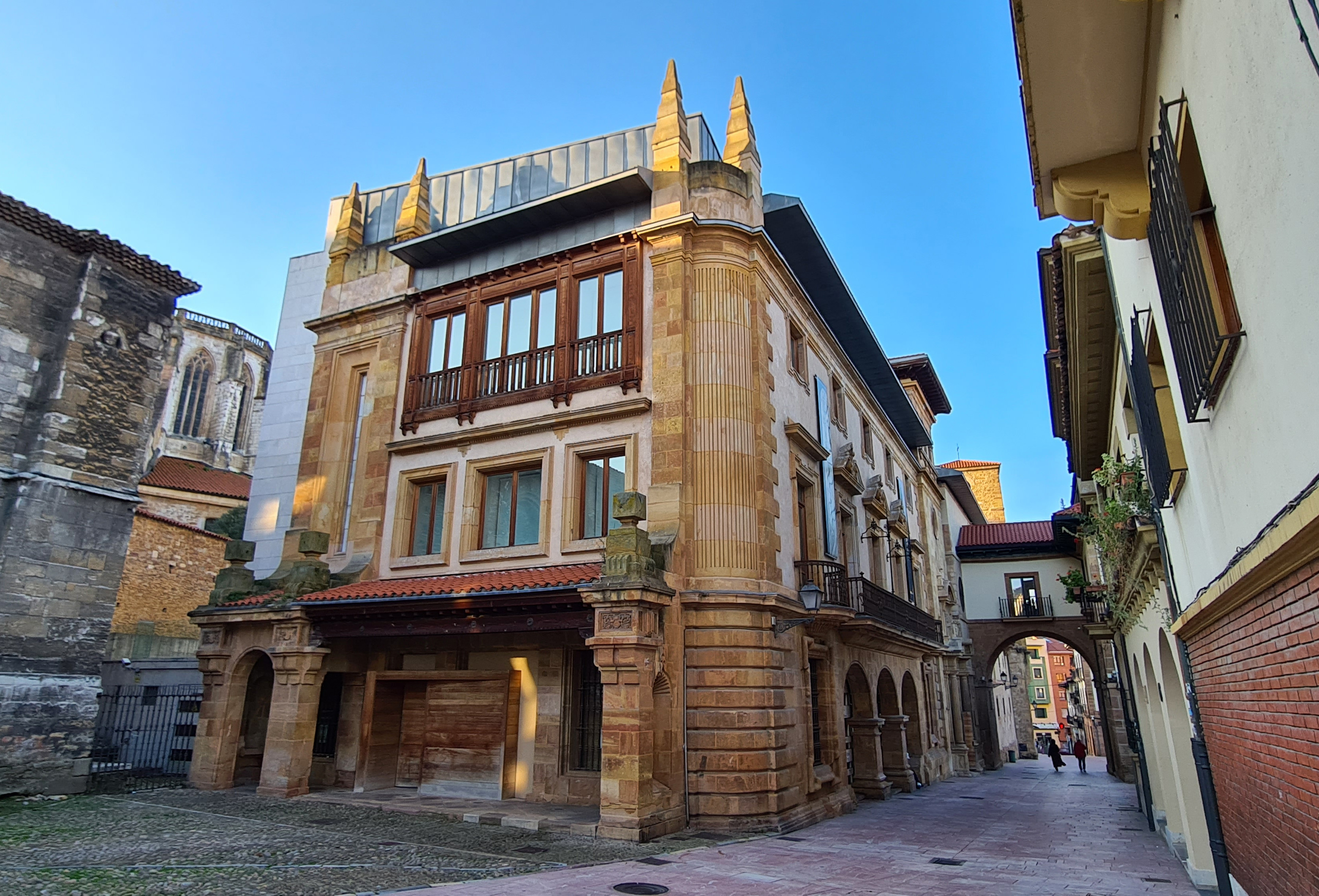 Foto de la entrada con el portón reformado en madera del Museo Arqueológico de Asturias