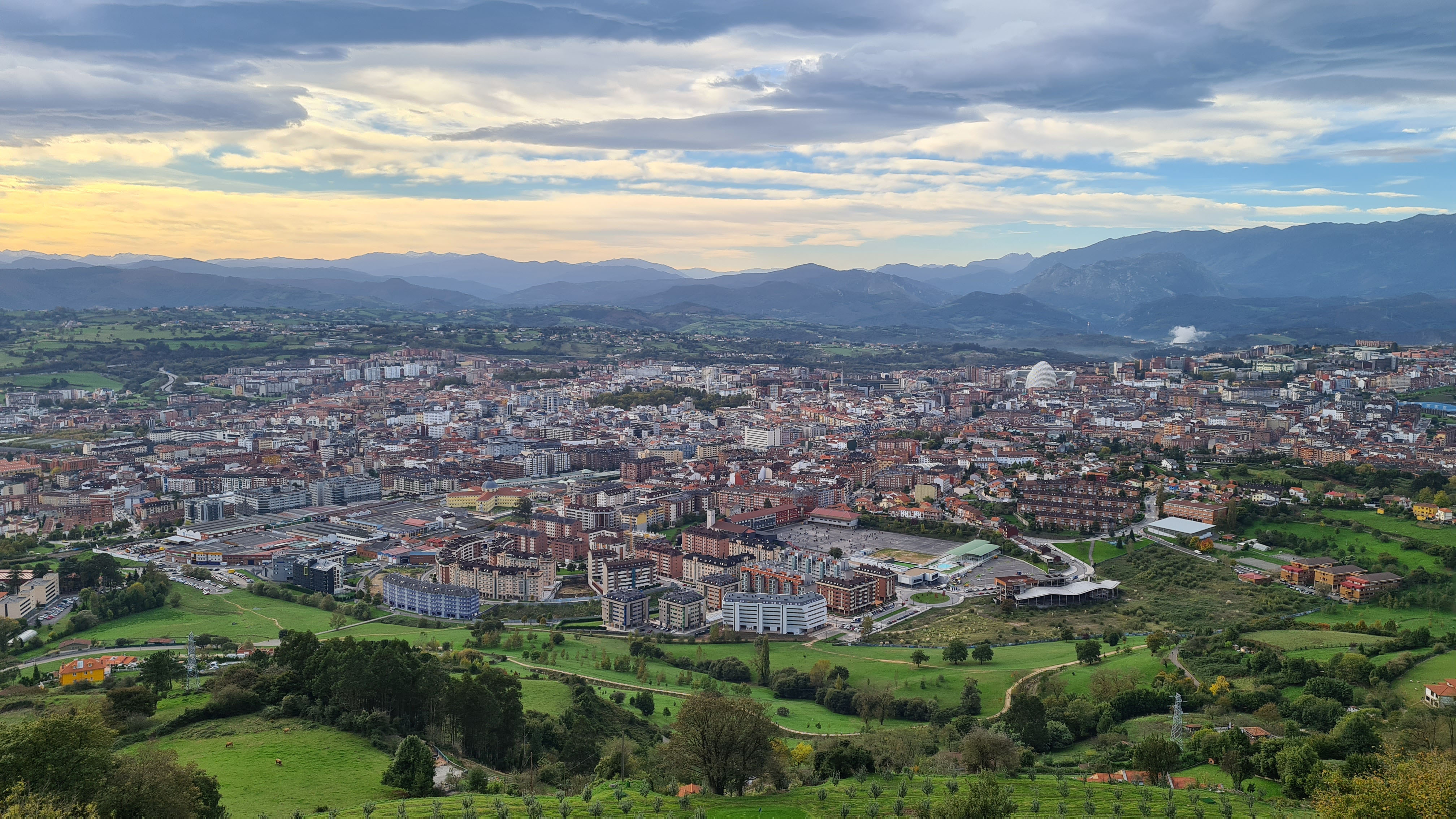 Vistas panorámicas de la ciudad de Oviedo desde el mirador del Monte Naranco