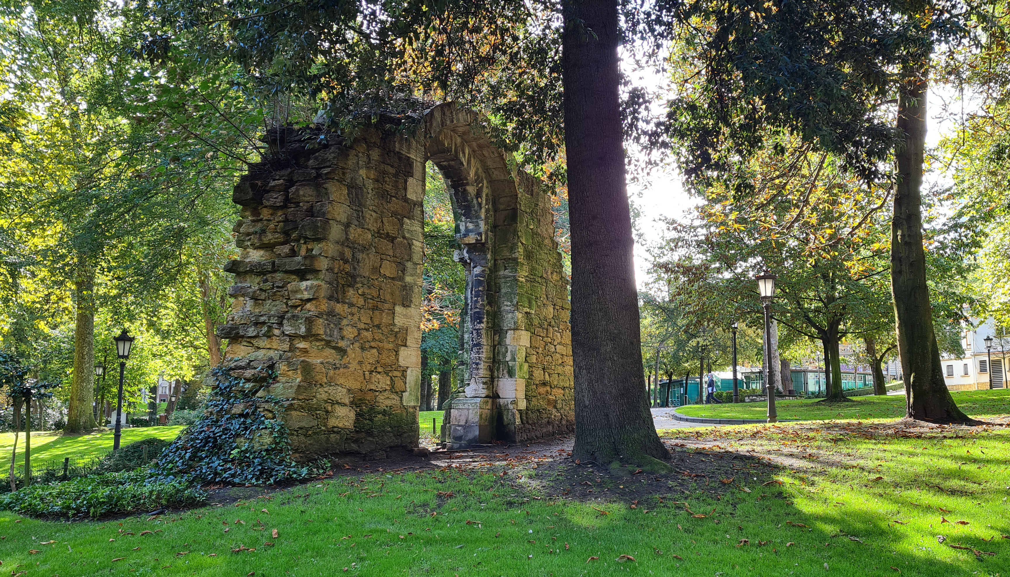 Fotografía del campo San Francisco en un día soleado, con el Arco de la Iglesia de San Isidoro uno de los elementos más emblemáticos del parque.