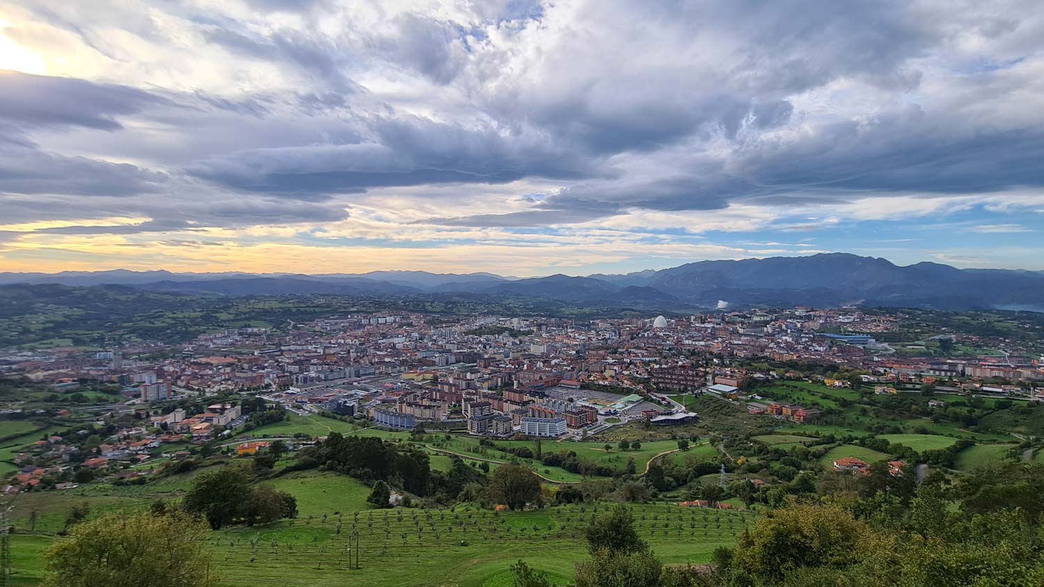 Vistas panorámicas de la ciudad de Oviedo desde el mirador del Monte Naranco