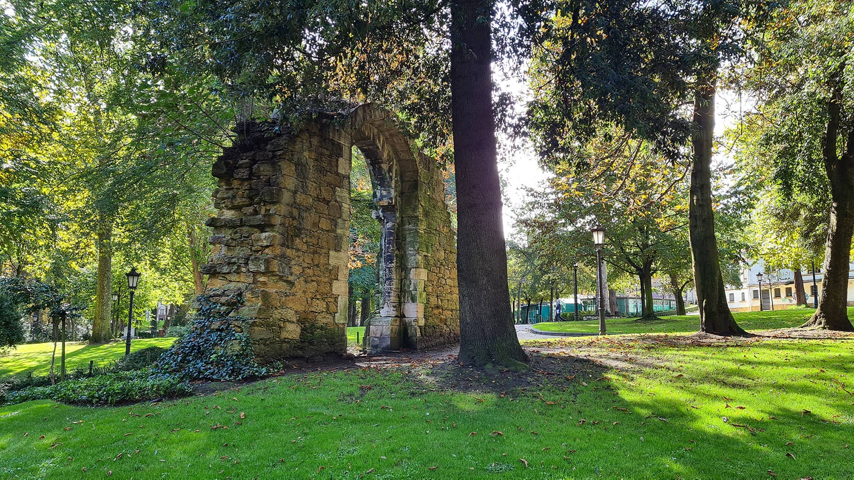 Fotografía del campo San Francisco en un día soleado, con el Arco de la Iglesia de San Isidoro uno de los elementos más emblemáticos del parque.